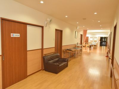 廊下の明るい風景