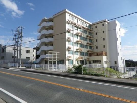 白くて大きな建物外観