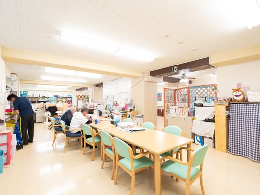 多機能な明るい部屋