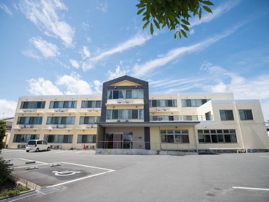 明るい日差しの施設外観