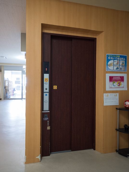 閉じたエレベーターの扉