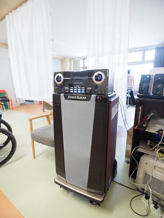 カラオケ機器と多目的スペース