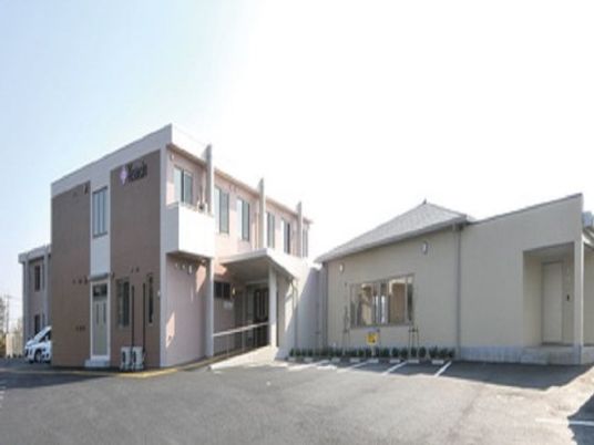 明るい外観の建物