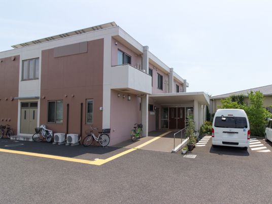 明るい施設の外観