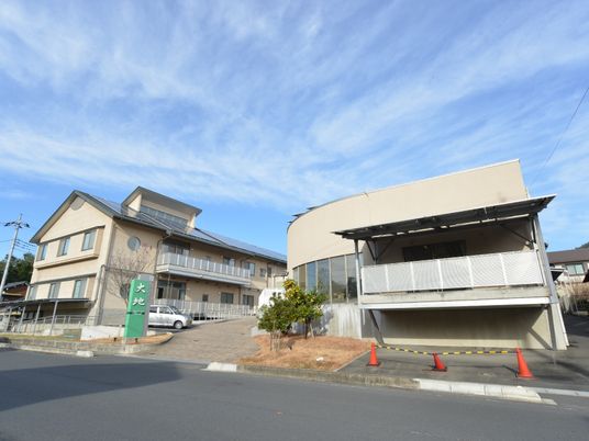 落ち着いた色合いの建物