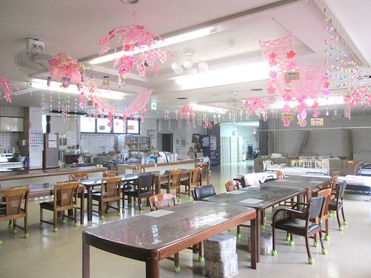 華やかな飾りの食堂