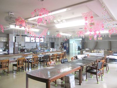 華やかな飾りの食堂