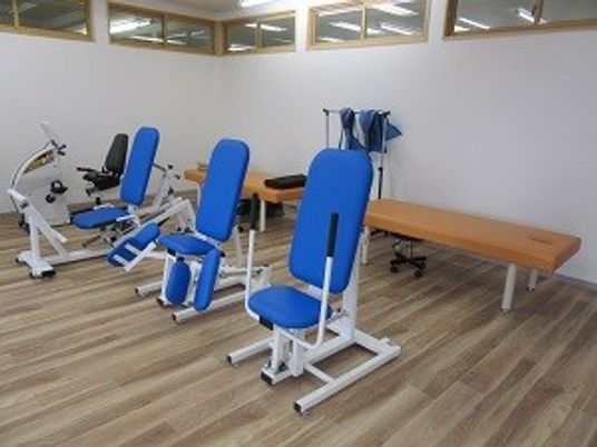 訓練機器が並ぶ部屋