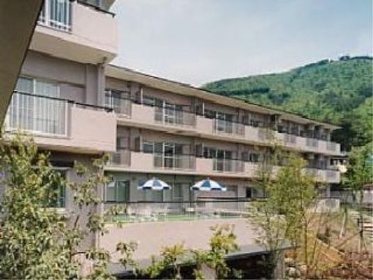 山に囲まれた施設外観