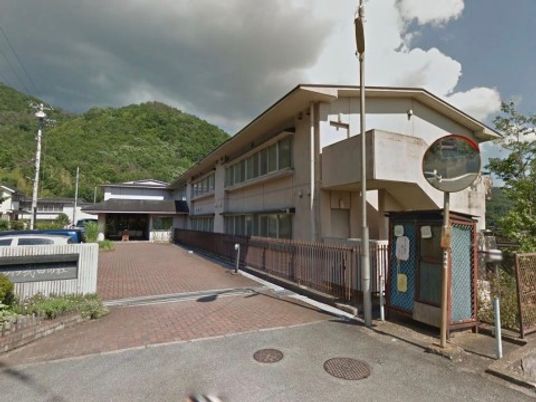 落ち着いた外観の建物
