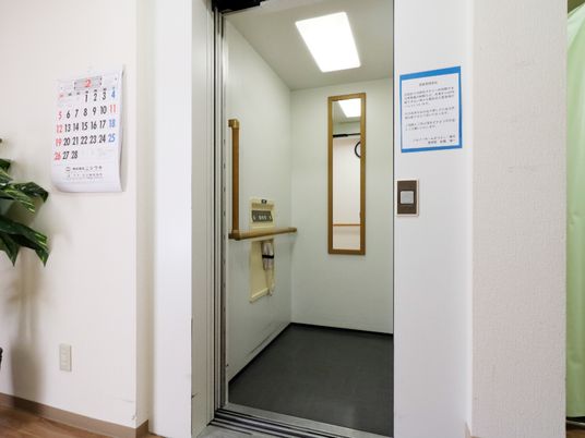 扉付きのシンプルな廊下