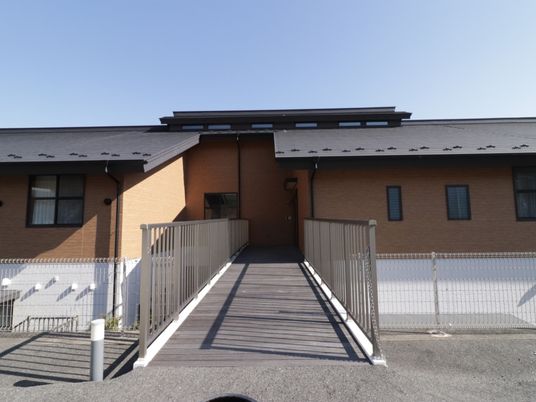 茶色い建物のエントランス