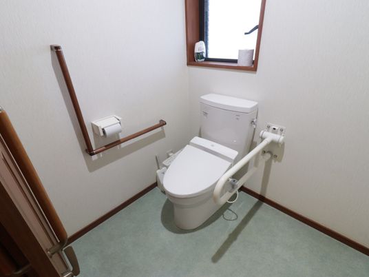 バリアフリー設計のトイレ