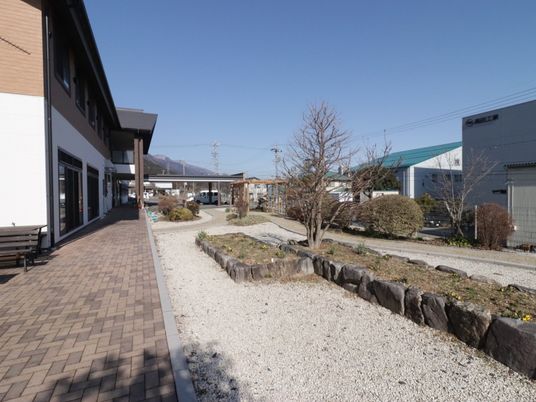 中庭の明るい風景