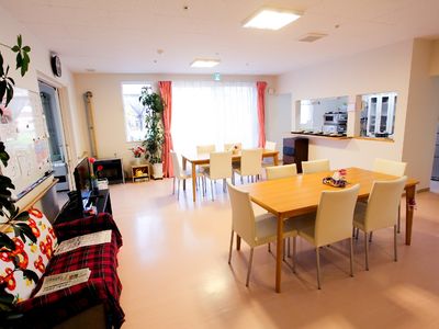 共用スペースの温かみのある居室