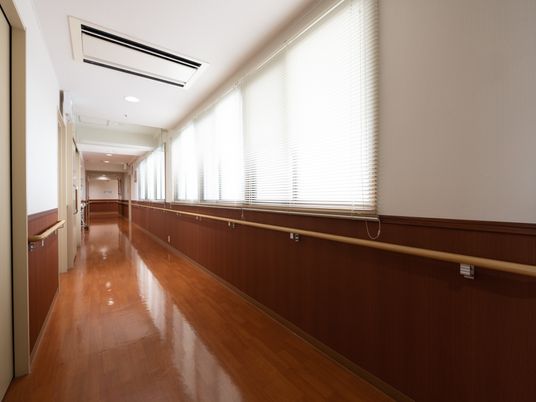 明るく広々とした廊下
