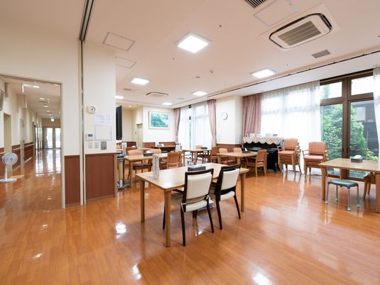 広々とした食堂空間