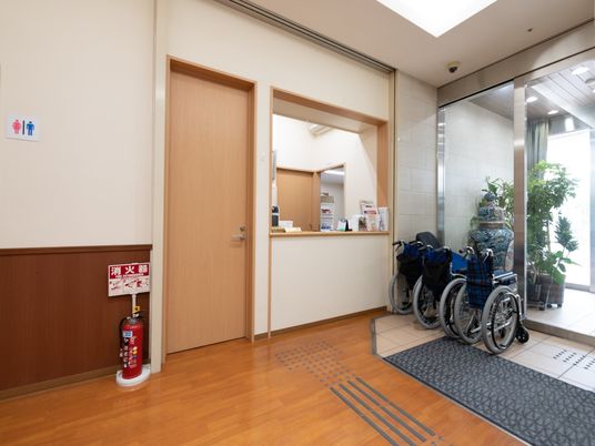 入口付近の通路と車椅子