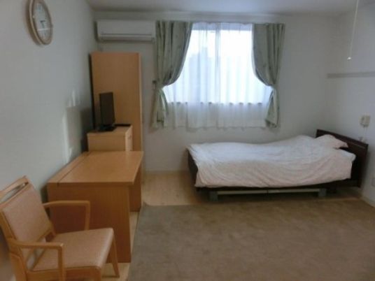 シンプルな居室の様子