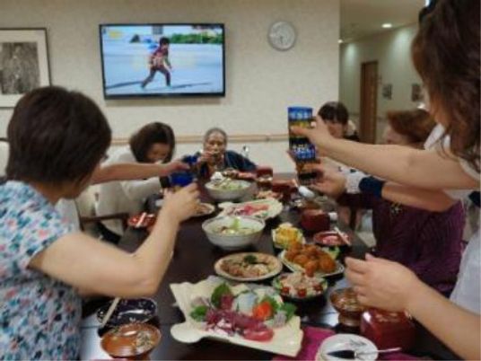 食事を楽しむ人々