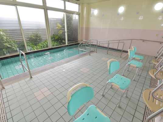 明るいプール付き浴室