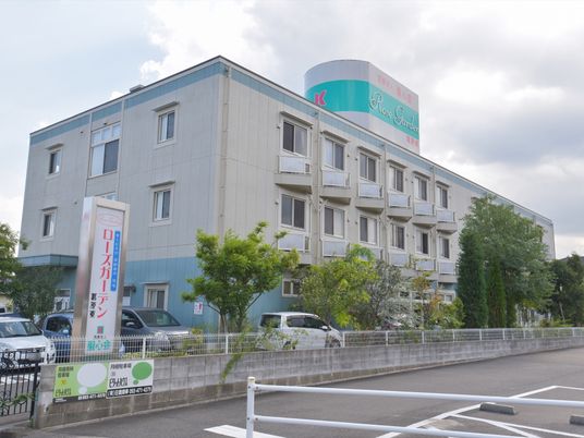 青空背景の建物外観