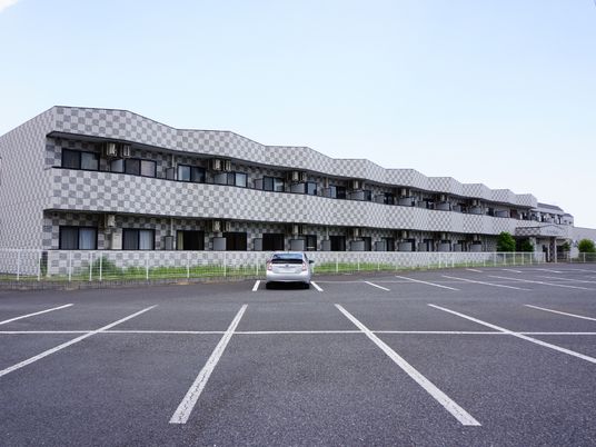広々とした施設の駐車場