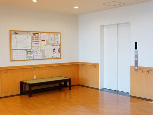 廊下の掲示物とベンチ