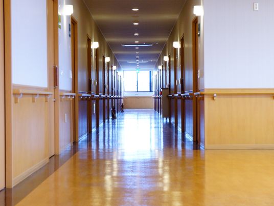 明るい通路の風景