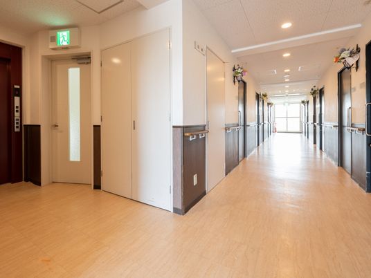 明るい綺麗な廊下