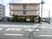 茶色の建物と緑のアーチ