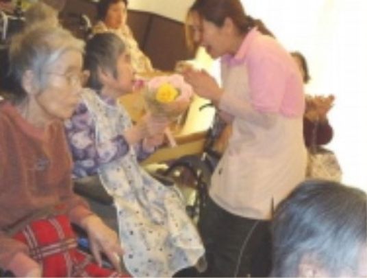活動する人々の和室