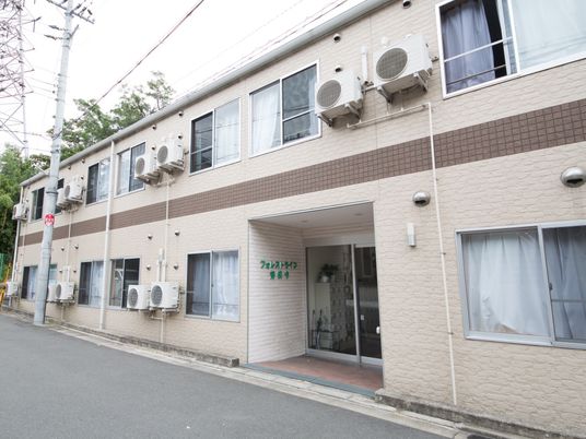 街中にある建物エントランス
