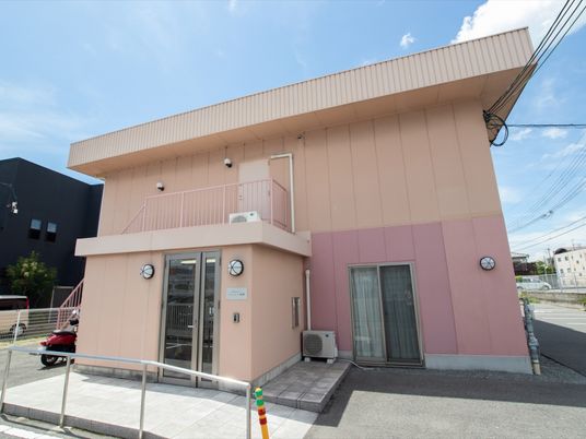 ピンク色の建物正面
