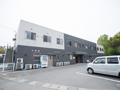 モダンな外観の建物