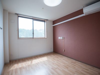 清潔な居室の窓側部分