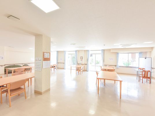 広々とした明るい食堂空間