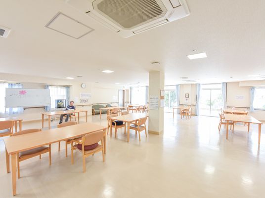 明るい食堂の様子