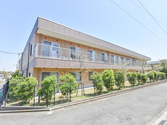 明るい施設の外観