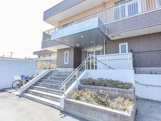 清潔なエントランス外観