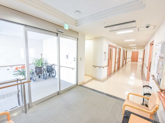 明るい廊下と自動ドア