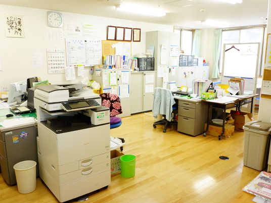 資料と機器の多い事務スペース