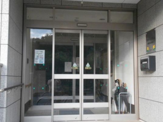 エントランスの自動ドア