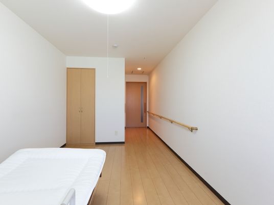  シンプルな個室の居室 