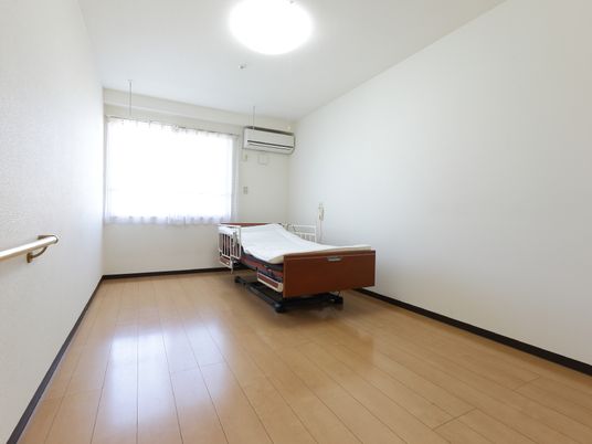  広々とした明るい居室  
