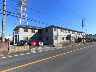 外観と通りの施設