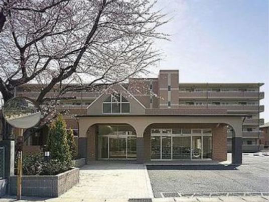 広々とした建物のエントランス