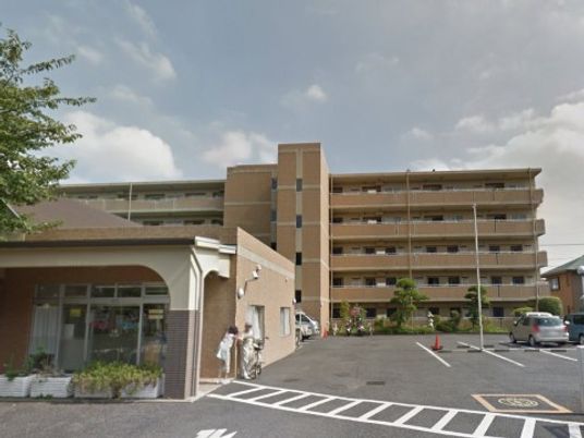 建物前の人々とエントランス