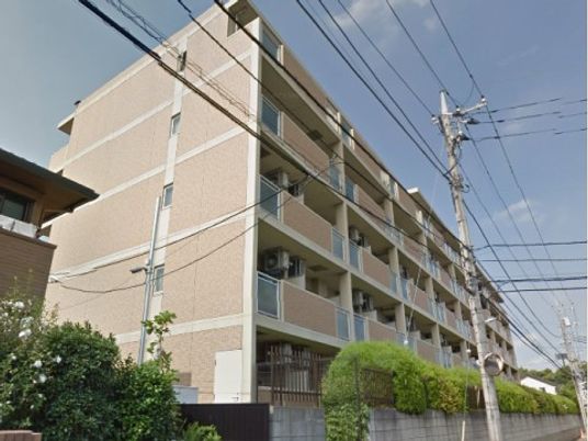 多階層の建物の外観