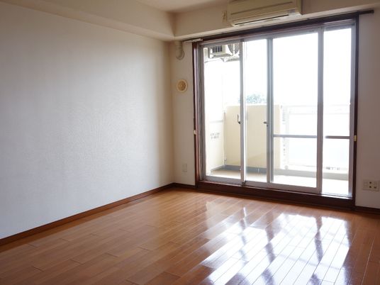 明るい居室の一室